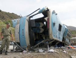 İran Yolcu Otobüsü Yan Yattı: 4 Ölü