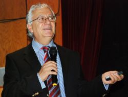 Prof. Dr. Akalın’dan İsim Eleştirisi: Tescilde Türkçe, Tabelada Yabancı