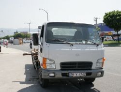 Kamyonet Kasası Yola Devrilince Faciayı Kırmızı Işık Önledi