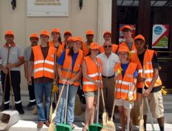 Abd’li Öğrencilerden Kadıköy’de Temizlik Mesaisi