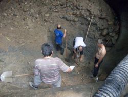 Defineciler, 'Ya Çıkarsa' Diyerek Resmi Kazıya Başladı