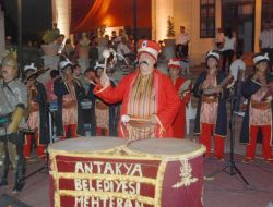 Hatay Belediye Başkanı, Milletvekillerine Kendi Elleriyle Aş İkram Etti