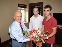 Vali Atış Başarılı Sporcuyu Kutladı