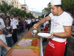 72 Metrelik Künefe Yarım Saatte Tükendi