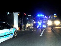 YOLCU OTOBÜSÜ DEVRİLDİ