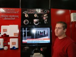 Güvenlik Kamerası Satan İşyerindeki Hırsızlık 7 Kamera Tarafından Kaydedildi