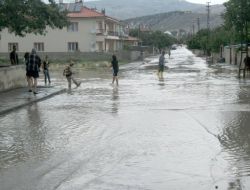 Aniden Bastıran Yağmur Evleri Sular Altında Bıraktı