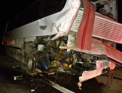 Kamyon, Arıza Yapan Yolcu Otobüsüne Çarptı