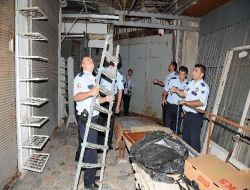 Polis Çatıda Hırsız Aradı