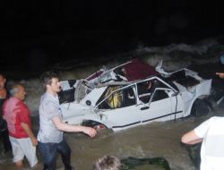 Otomobil Denize Düştü: 1 Ölü, 4 Yaralı