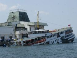 İZMİR'DE YOLCU VAPURU BATTI!!