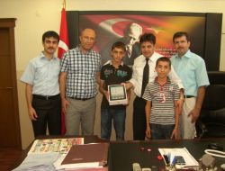 Silopi Kaymakamı, Sbs Birincisini Tablet Bilgisayarla Ödüllendirdi