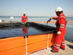 İzmir'de Batan Yolcu Gemisinden Sızıntıyı Önlemek İçin Çalışmalar Gece Boyunca Sürdü