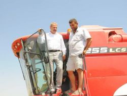 Bakan Çağlayan Buğday Hasadı Yaptı