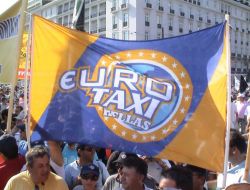 Atina'da Binlerce Taksici Protesto Gösterisi Düzenledi