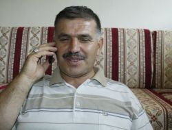 Öğrencilerin Kur'an Ezberlerini Cep Telefonuyla Dinliyor