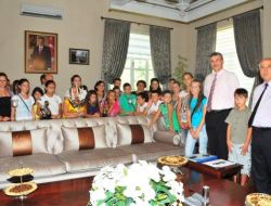 Sevgi Köprüsü Çocukları Manisa Valisi Güvenç'i Ziyaret Etti