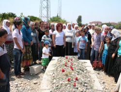 Ceylan'ın Kabrini Ziyaret Eden Bdp'li Kadınlar Töre Cinayetlerini Kınadı