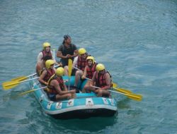 Rus ve Alman Turist Rekabeti Raftingde de Sürüyor