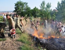 Tarladaki Yangına Askerler Müdahale Etti