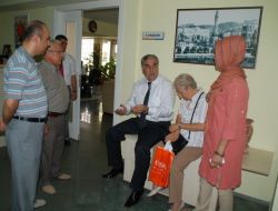 Vatandaşı Kapıda Karşılayıp Dert Dinliyor