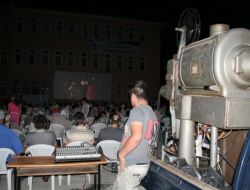 Açık Hava Sinemasına Vatandaşlardan Yoğun İlgi