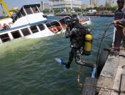 İzmir'de Batan Vapurdan Denize Dökülen 15 Ton Yakıt Çıkarılacak