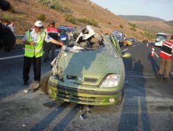 Otomobil Tır'a Arkadan Çarptı: 3 Ölü