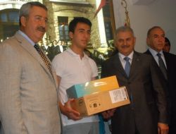 Bakan Yıldırım, Şampiyon Öğrencileri Dizüstü Bilgisayarla Ödüllendirdi