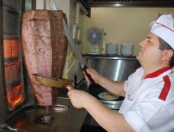 Sıcak Havada Döner Kesen Ustalar Vantilatörle Serinliyor