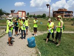 Çevreci Gençler Van Gölü Sahilinde Temizlik Yaptı!..