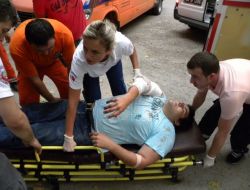 Otomobil İle Kamyonet Çarpıştı: 5 Yaralı