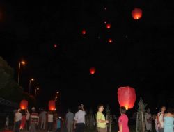 Gökyüzüne Barış Ve Sevgi Fenerleri Bıraktılar