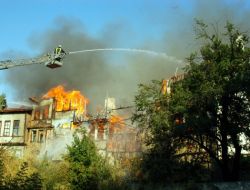 İKİ AHŞAP BİNA YANDI