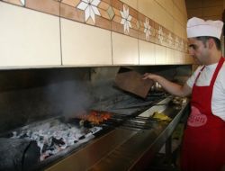 Milyonluk Arsada Kebap İçin Patlıcan Üretiyor