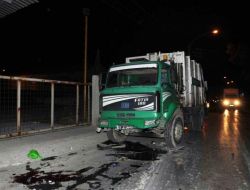 Otomobil Çöp Kamyonuna Çarptı