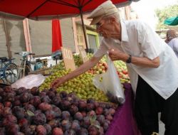 Ramazan Ayının Son Semt Pazarında Vatandaşlar Doyasıya Alış Veriş Yaptı