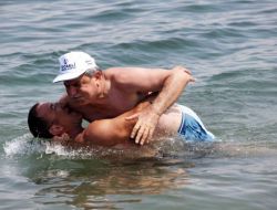 Belediye Başkanı İle Efsane Başpehlivan Ahmet Taşçı Denizde Güreş Tuttu