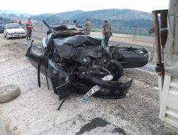 Cenaze Taşıyan Kamyonetle Otomobil Çarpıştı