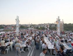 Eski Galata Köprüsü’nde 15 Bin Kişiye İftar