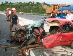 Otomobil Kamyonla Çarpıştı: 2'si Ağır 5 Yaralı