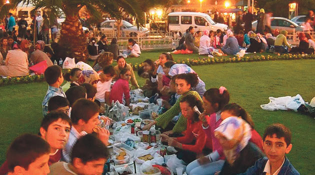 Sofralarda ilk iftar heyecanı