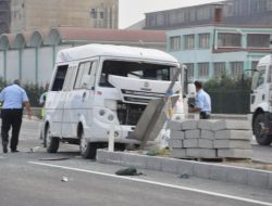 Servis Minibüsü Otomobille Çarpıştı