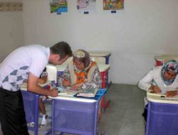 Çocuklar Okuma Salonuna, Ebeveyleri Okuma-yazma Kursuna Gidiyor