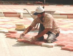 Ekmeğini Taştan Çıkarıyor