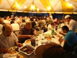 Amerika'daki Camilerde İftar Sofraları Dolup Taşıyor