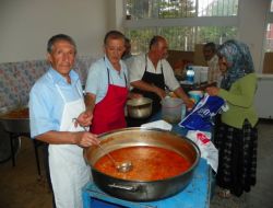 Emekliler, Bir Araya Gelip İhtiyaç Sahiplerini Doyuruyor