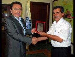 Tüketiciler Birliği Başkan Öztürk'e Plaket Verdi