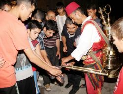 Teravih Sonrası Dağıtılan Ramazan Şerbeti Yoğun İlgi Görüyor