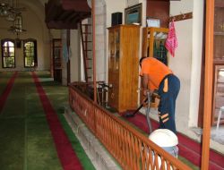 Temizlik Ekipleri Camileri Yıkadı